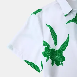 Vue détaillée d'une chemise hawaïenne blanche pour homme avec motifs de fleurs