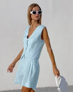 Elegantes hellblaues Set aus ärmelloser Weste und Shorts aus Baumwollleinen für Damen