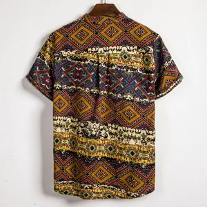 Vista posteriore di camicia a maniche corte da uomo con motivo floreale geometrico colorato.