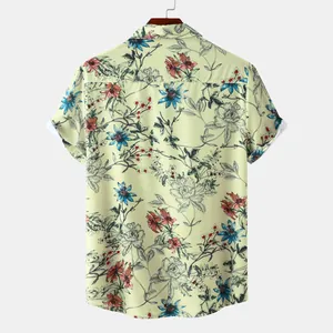 Rückansicht eines Herren-Kurzarm-Freizeithemds mit vintage tropischem Blumenmuster.