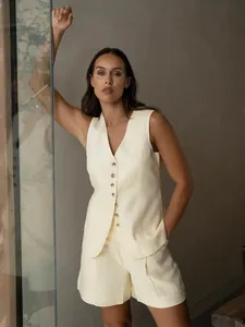 Élégant ensemble gilet et short en coton et lin crème pour femme style décontracté.