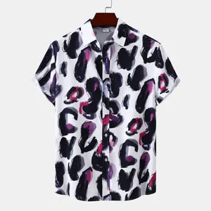 Vue détaillée d'une chemise à manches courtes pour hommes avec motif abstrait audacieux