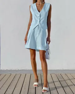 Modisches Damen Set aus hellblauem Baumwoll-Leinen-Weste und Shorts für den Sommer