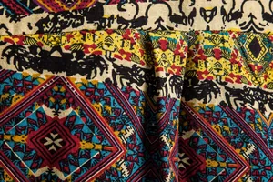 Dettaglio ravvicinato di una camicia da uomo con stampa floreale geometrica etnica