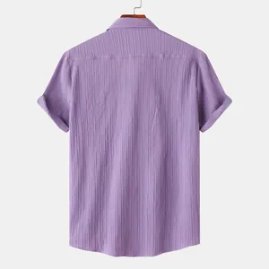 Vista trasera de una camisa de hombre morada de manga corta en tela con textura de verano