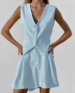 Hellblaues sommerliches Leinenweste und Shorts Set für einen lässigen, schicken Look