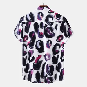 Vue arrière détaillée d'une chemise hawaïenne à manches courtes pour hommes, imprimé léopard