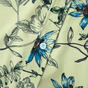 Detailansicht des Blumenmusters und des weißen Knopfes auf einem Herren Kurzarmhemd
