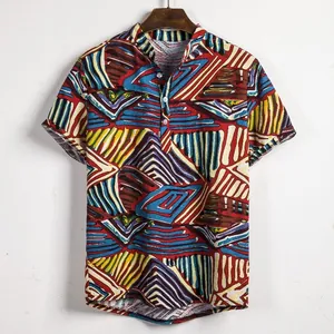 Etnische geometrische print op heren linnen shirt met korte mouwen en een Henley-kraag