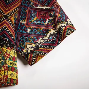 Primo piano di una camicia a maniche corte da uomo con stampa geometrica etnica.