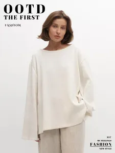 Gros plan d'un pull en maille de coton crème oversize avec une coupe décontractée et élégante.