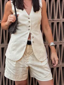Gros plan d'un gilet en coton et lin crème et d'un short assorti sur un mannequin de mode