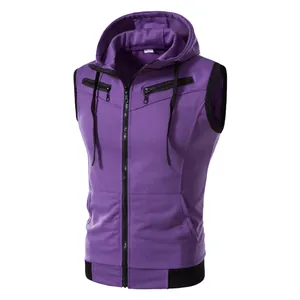 Gros plan de la veste à capuche violette avec détails de fermeture éclair noire et coupe sport