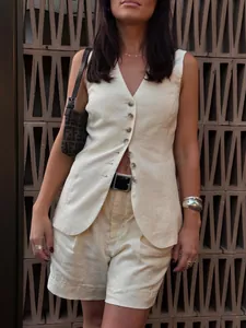 Gros plan d'un ensemble chic en coton et lin blanc cassé avec gilet et short