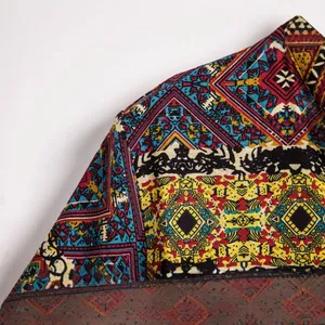 Dettaglio ravvicinato di camicia da uomo a maniche corte con vivaci motivi geometrici