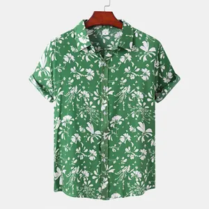 Detailansicht des grünen Hawaii-Kurzarmhemdes für Herren mit Blumenmuster