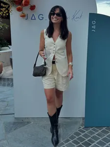 Vue détaillée d'un ensemble deux pièces gilet et short en lin crème pour femme
