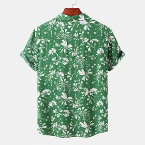 Detaillierte Rückansicht eines grünen Hawaiihemdes für Herren mit weißen Blumendrucken