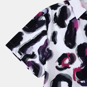 Gros plan d'une chemise hawaïenne pour hommes à manches courtes avec motif abstrait.