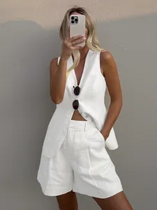Détails d'un ensemble gilet en lin blanc sans manches et short assorti sur un mannequin