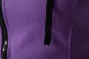 Détail macro du tissu de gilet de sport violet pour hommes avec fermeture éclair