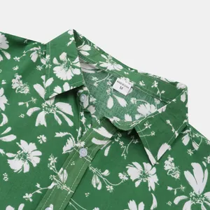Detailaufnahme des Kragens und Blumenmusters eines grünen Herren-Hawaii-Strandhemds