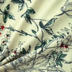 Makroansicht von weichem Stoff mit grünem Blatt- und weißem Blumenmuster für Herrenhemden
