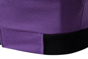 Gros plan d'un gilet de sport violet montrant l'ourlet côtelé noir et la couture