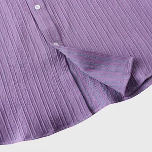 Primer plano de la tela acanalada púrpura y botones en camisa de manga corta para hombre