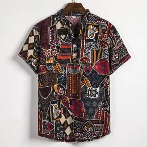 Detailweergave van een linnen herenshirt met korte mouwen en etnische patchworkprint