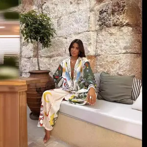 Ensemble chemise et pantalon large en lin imprimé bohème avec des motifs célestes.