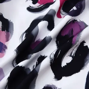 Vue macro détaillée de l'imprimé abstrait au pinceau sur tissu de chemise hawaïenne d'été