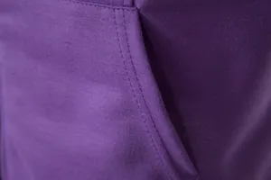 Détail en gros plan des doubles coutures sur la poche d'un gilet de sport violet respirant