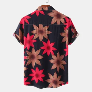 Vista posteriore di camicia floreale da uomo con stampe di grandi fiori rossi e marroni