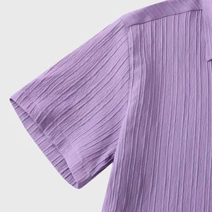 Vista macro de la manga de la camisa morada para hombre con textura seersucker