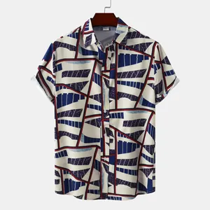 Vue détaillée d'une chemise hawaïenne pour homme à manches courtes avec motif géométrique
