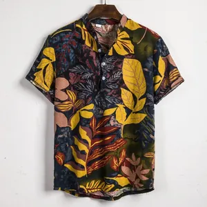 Detail van etnische bloemenprint op heren linnen shirt korte mouw