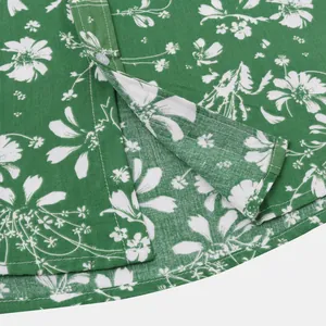 Detailansicht der Nähte und des Blumenmusters auf einem grünen Hawaiihemd für Herren