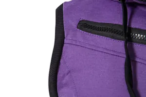 Gros plan d'un gilet de sport violet montrant la texture respirante et le détail du zip noir