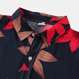 Dettaglio del colletto di una camicia floreale da uomo con stampa di foglie rosse e bottoni