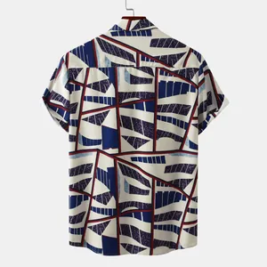 Vue arrière détaillée d'une chemise hawaïenne pour homme à imprimé abstrait bleu et rouge