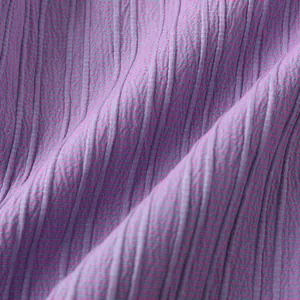 Primer plano detallado de tela seersucker morada transpirable para camisas de hombre