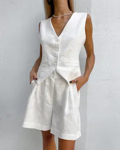 Detail eines weißen Leinen-Zweiteilers mit ärmelloser Weste und weiten Shorts für Damen