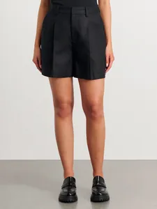 Vue détaillée d'un élégant short noir en coton et lin à taille haute sur un mannequin