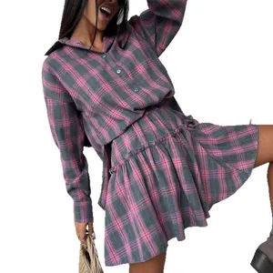 Ensemble deux pièces à carreaux rose et gris avec chemise longue et mini-jupe à volants
