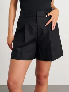 Détail d'un short noir en coton et lin à taille haute avec un élégant pli devant
