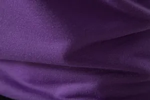 Vue macro de la texture du tissu en maille respirant violet pour débardeur de sport homme