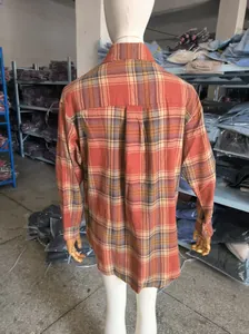 Dettaglio del retro di una camicia a quadri casual da donna in tonalità di rosso.