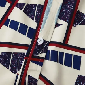 Gros plan du tissu d'une chemise hawaïenne pour hommes avec motif géométrique rouge.