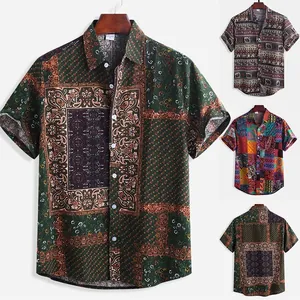 Detailweergave van herenoverhemden met korte mouwen en diverse etnische paisley-prints.